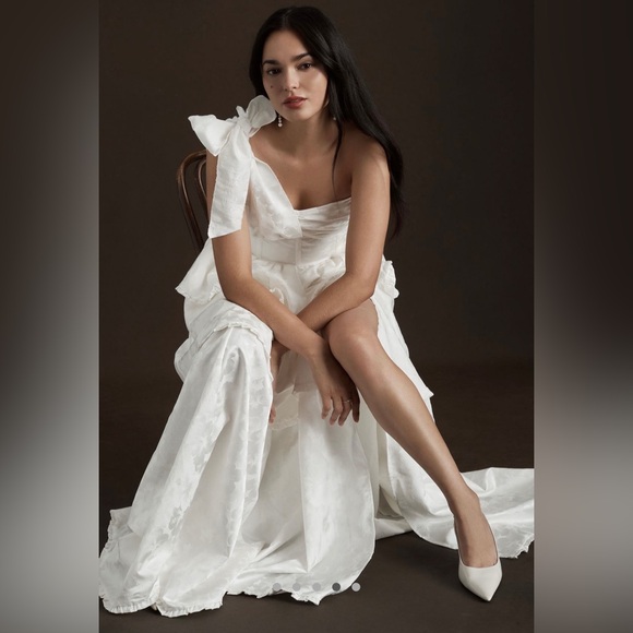 V. Chapman Grace Gown- SOLD OUT ONLINE - Picture 4 of 9